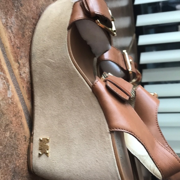 MICCHAEL KORSE WEDGE SANDAL WITH WIDE BUCKLE . - Picture 7 of 13